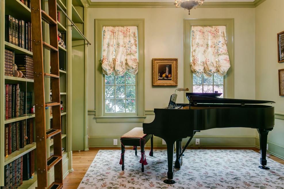 Комната с пианино