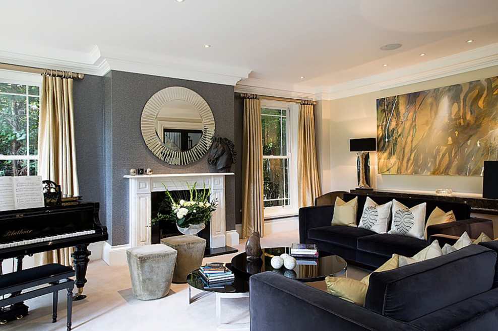 Гостиная с черным пианино