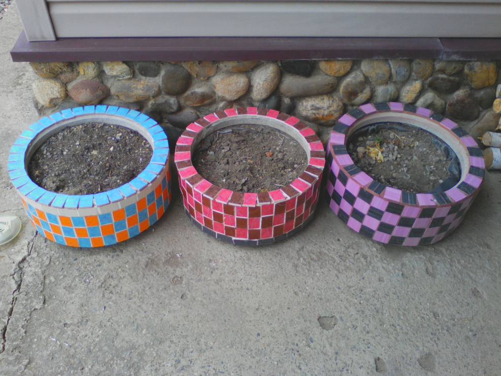 Круглый забор для клумбы из обруча