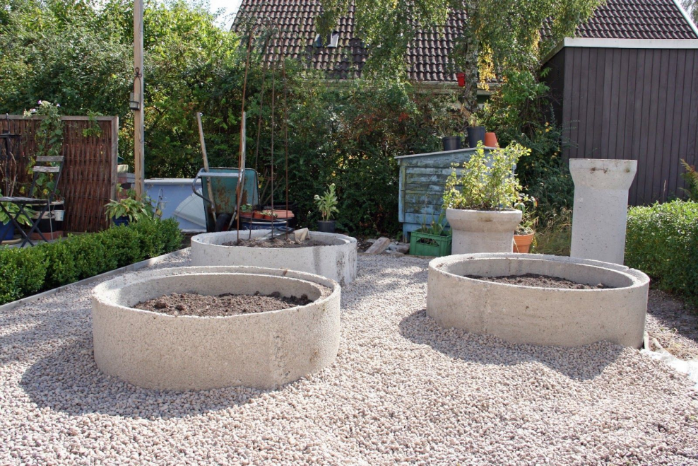 Клумба из бетонного кольца