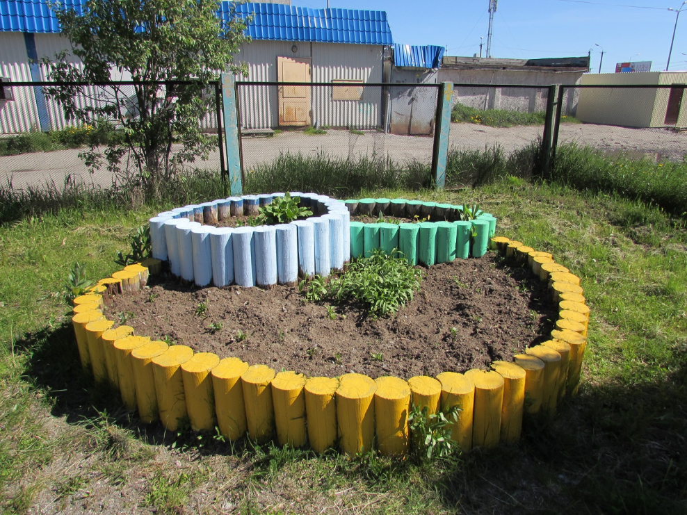 Облагороженные клумбы из бутылок