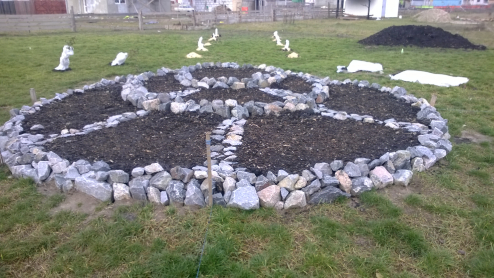 Цветник из кирпича