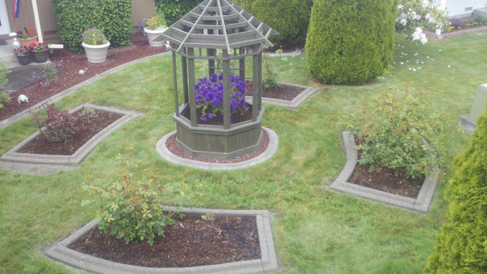 Спиральная клумба из камней