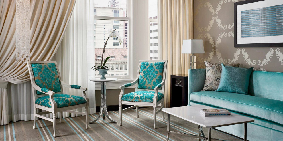 Сочетание бежевого и бирюзового