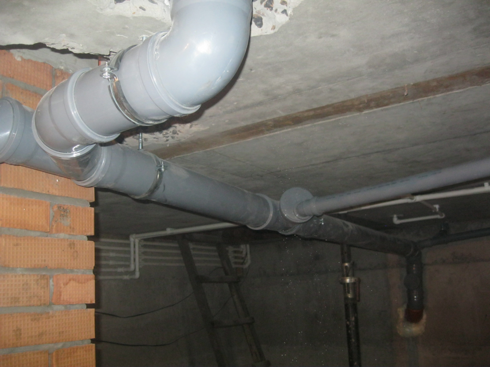 Прокладка труб канализации в подвале