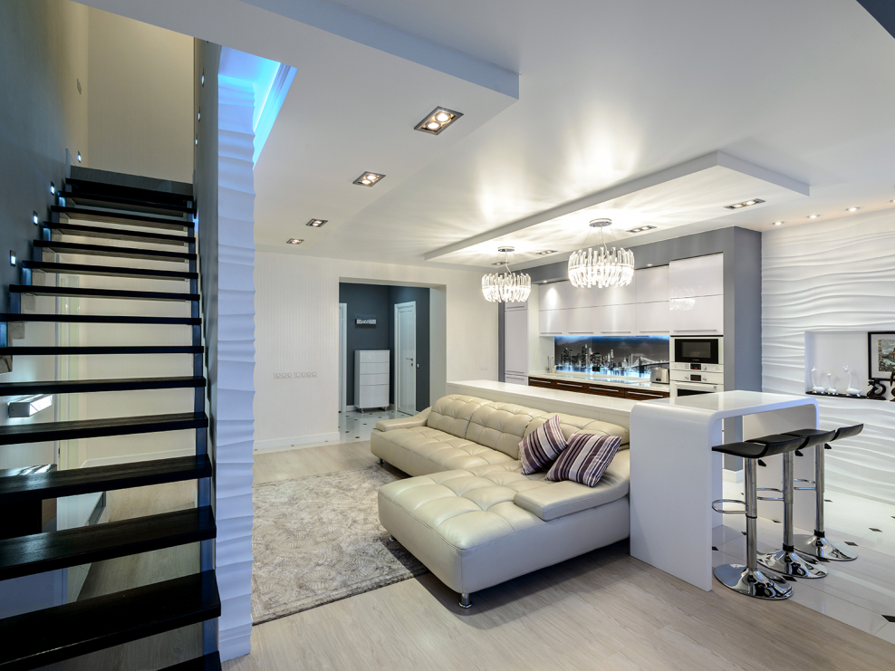 Гостиная 28 кв м с лестницей