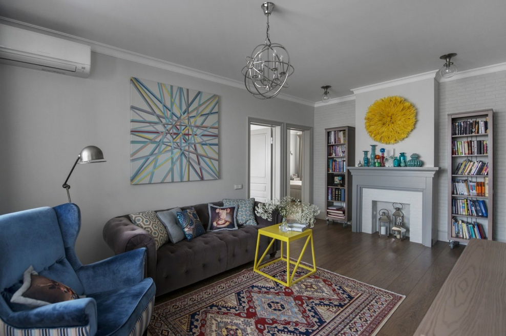 Светлая гостиная с яркими акцентами