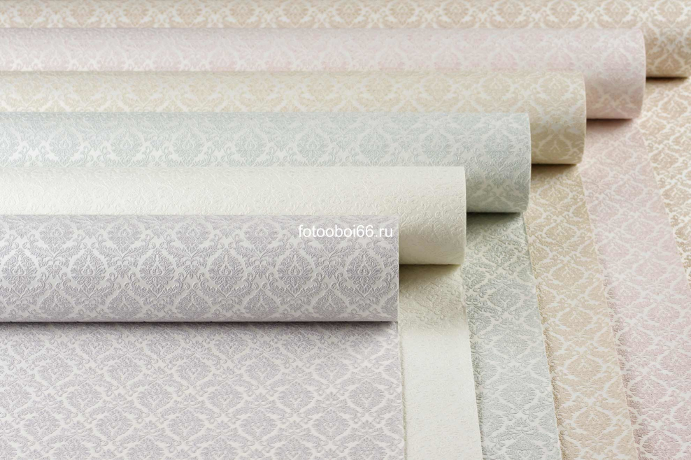 Рулоны обоев в ряд