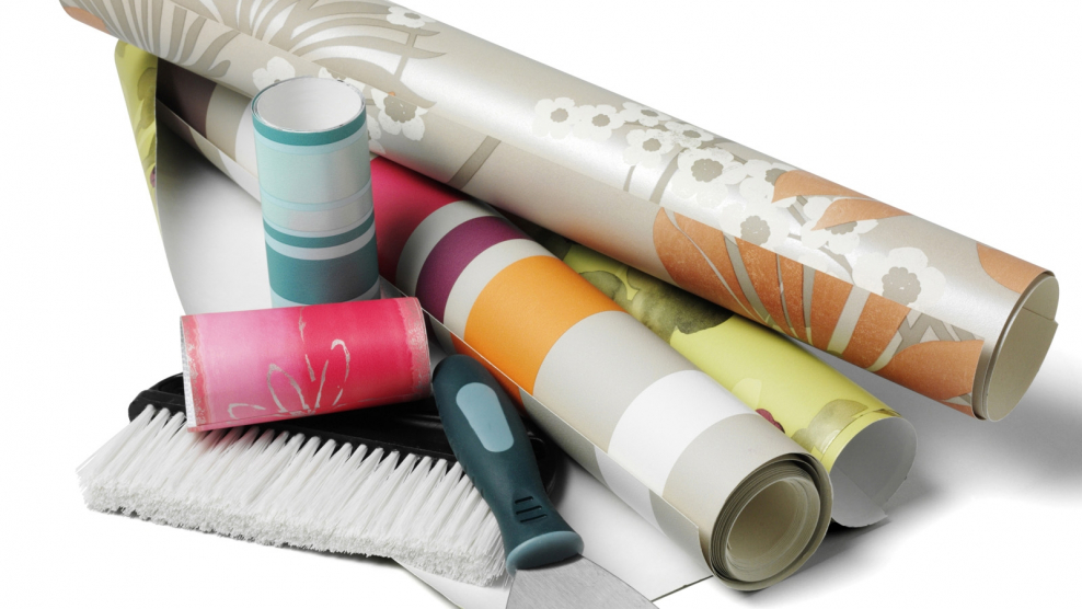 Нанесение клея на обои