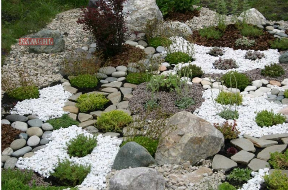 Альпийская горка с мраморной крошкой