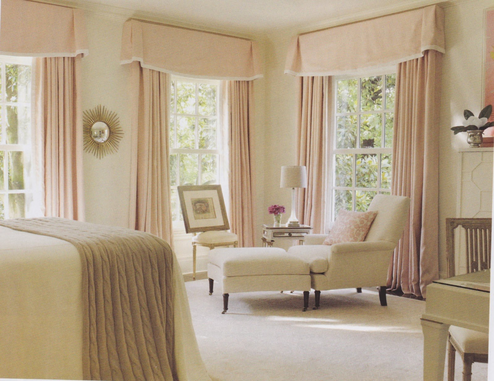 Шторы в спальню в пастельных тонах