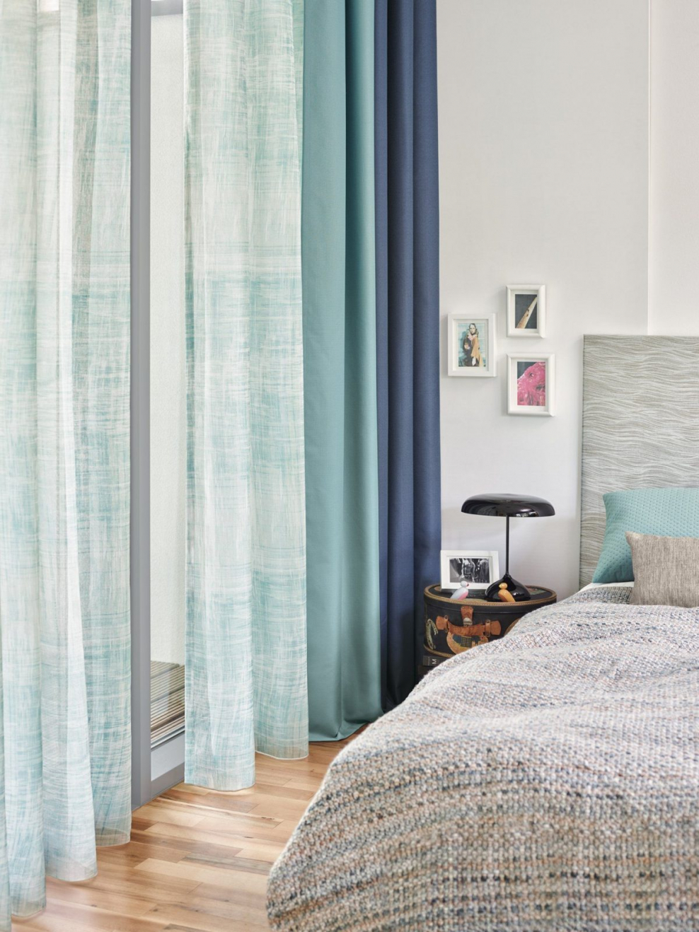 Пастельные шторы в спальню