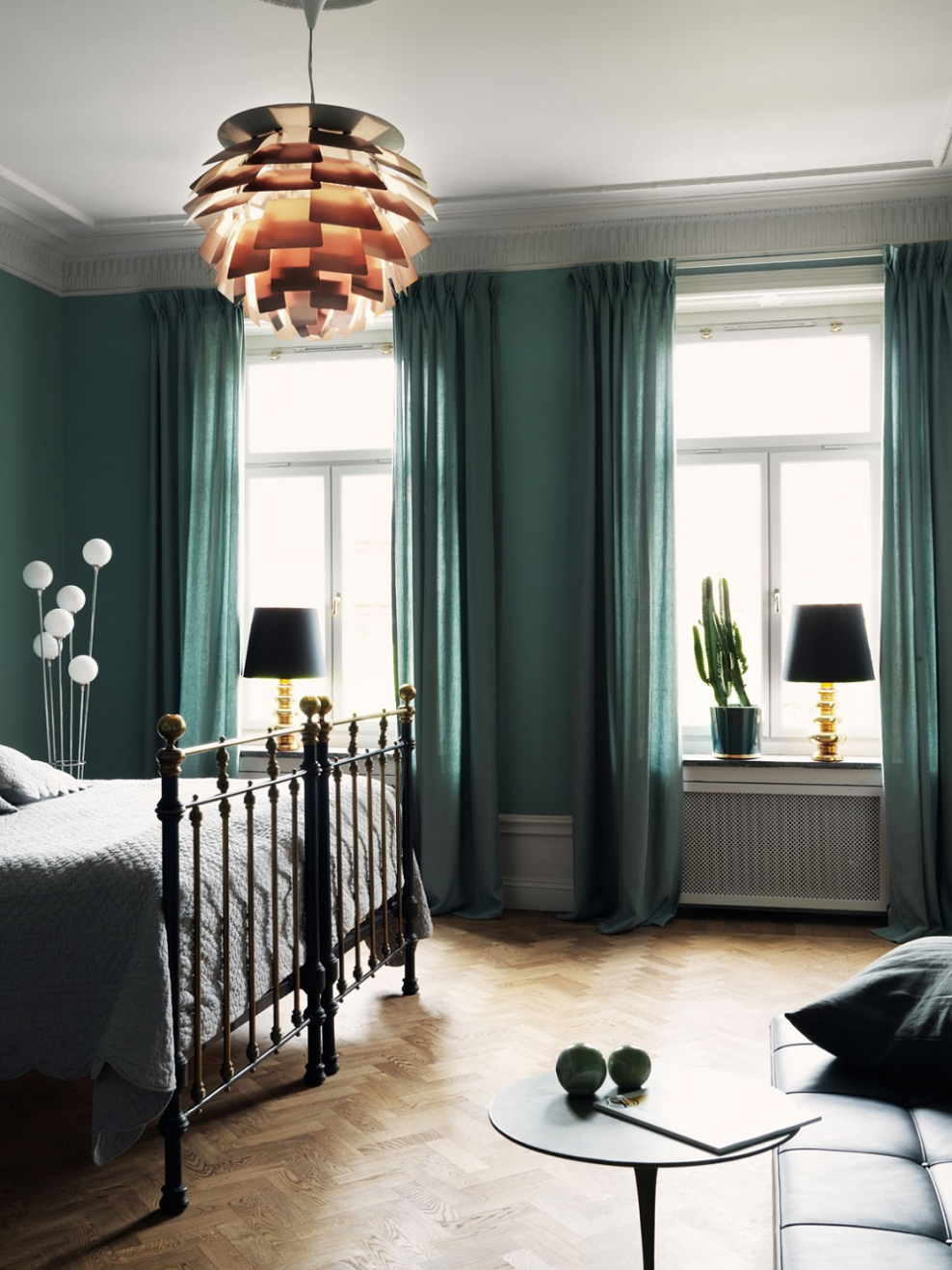 Шторы в спальню в пастельных тонах