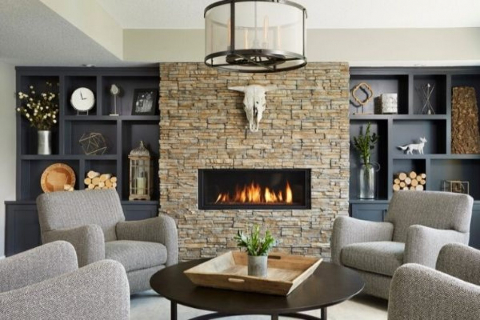 Стена с камином в интерьере