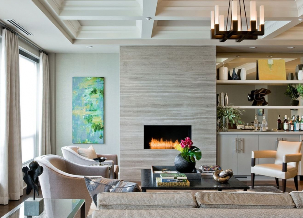 Современный экостиль в интерьере гостиной с камином