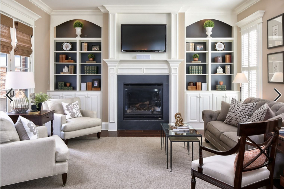 Гостиная с камином и книжными полками