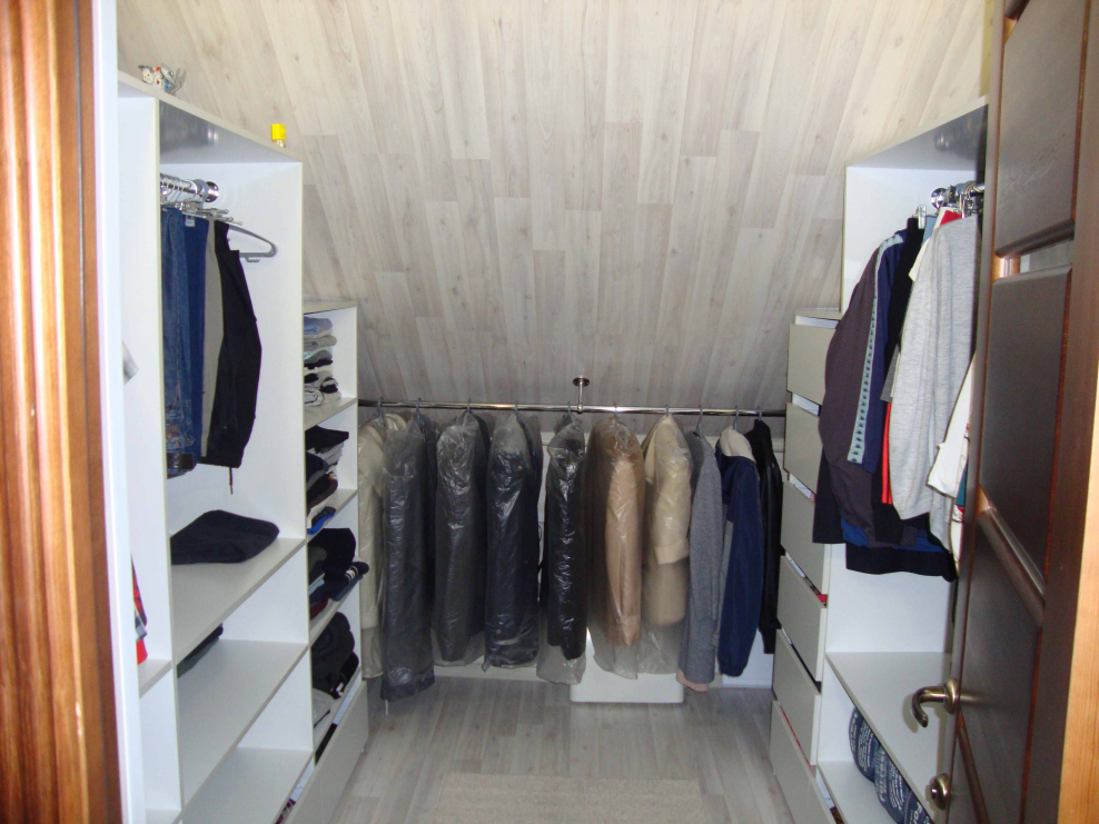 Гардеробная обшитая ламинатом