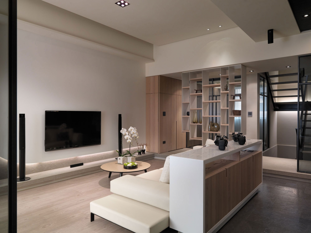 Гостиная диван посередине комнаты