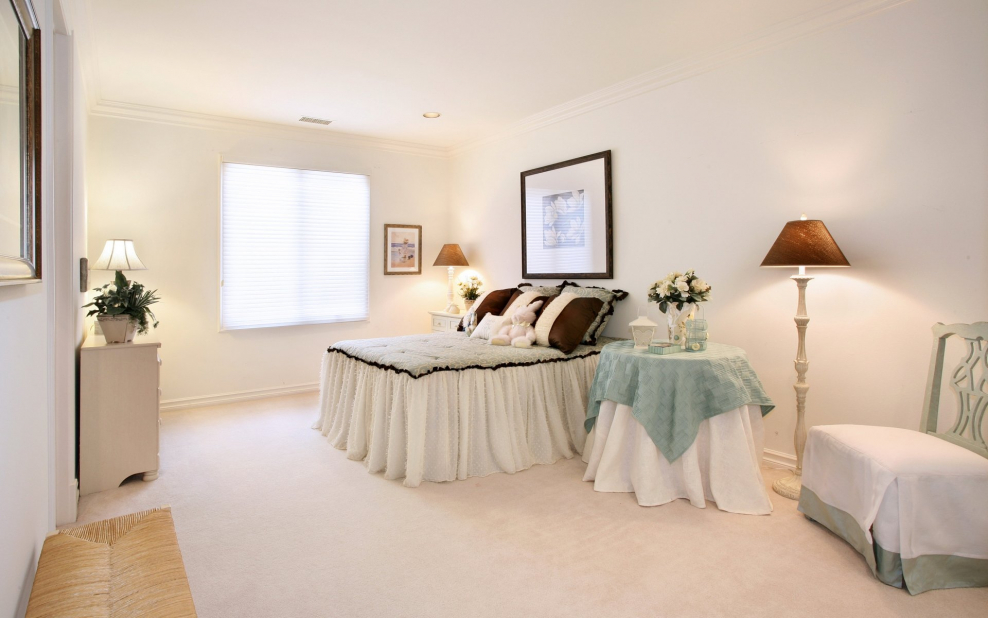 Кровать в светлой комнате