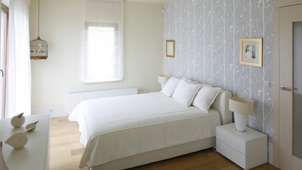 Светлые обои для маленькой комнаты