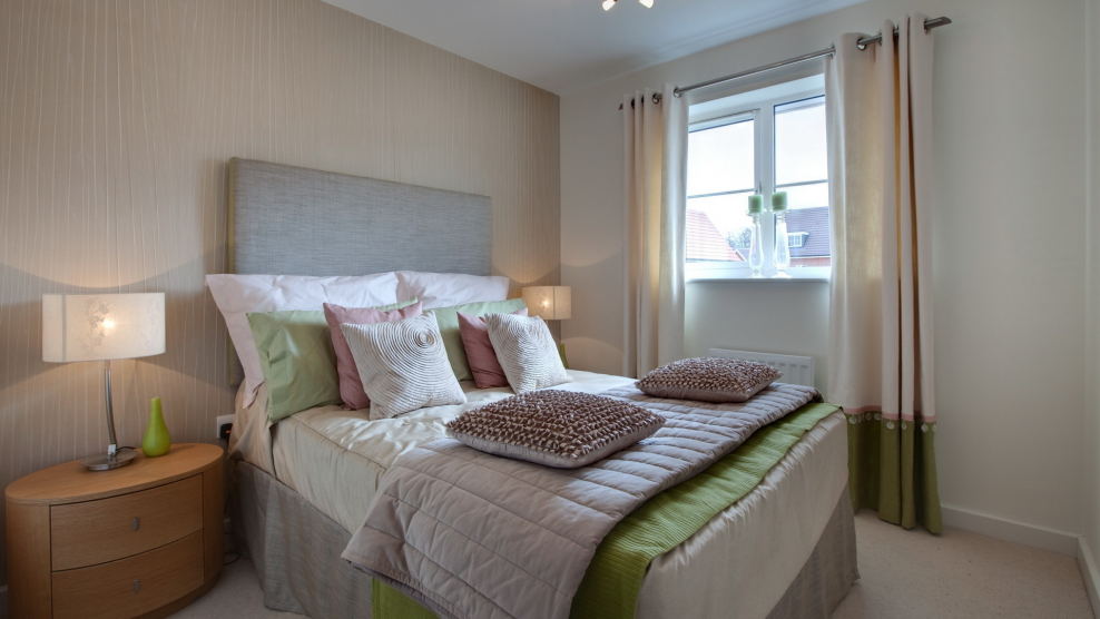 Бежевые обои в спальне