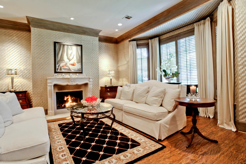 Бежевые обои в интерьере гостиной