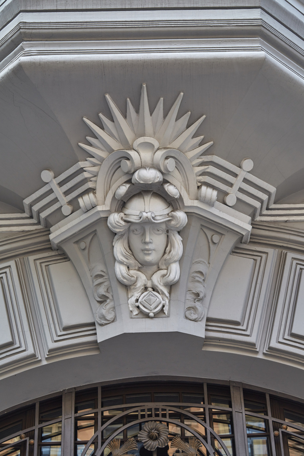 Дом с лепниной с большими окнами