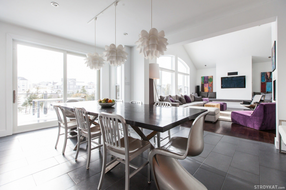 Гостиная столовая с панорамными окнами в квартире