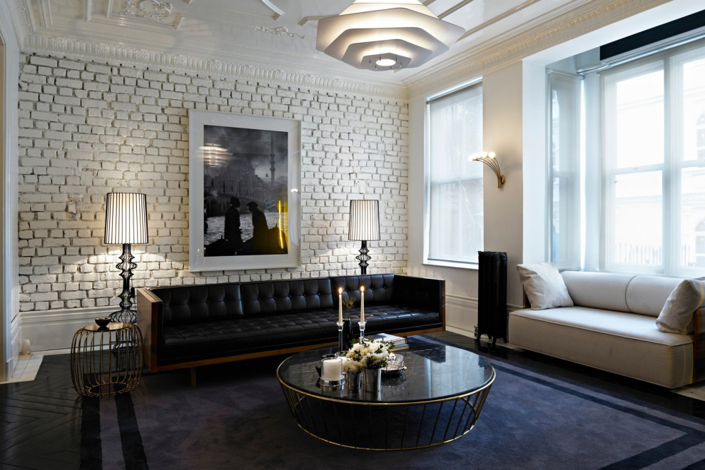 Белый кирпич в классическом интерьере