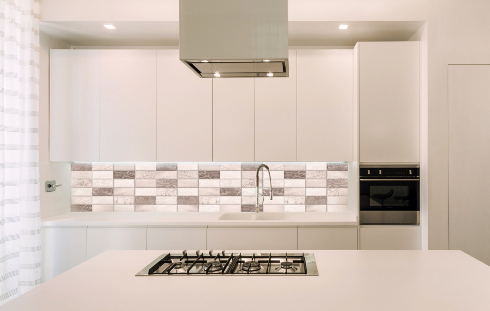 Кухня с мраморным фартуком
