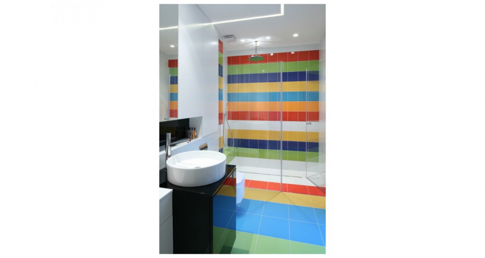 Разноцветная плитка в ванной
