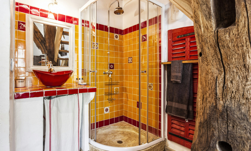 Красно белая ванная комната