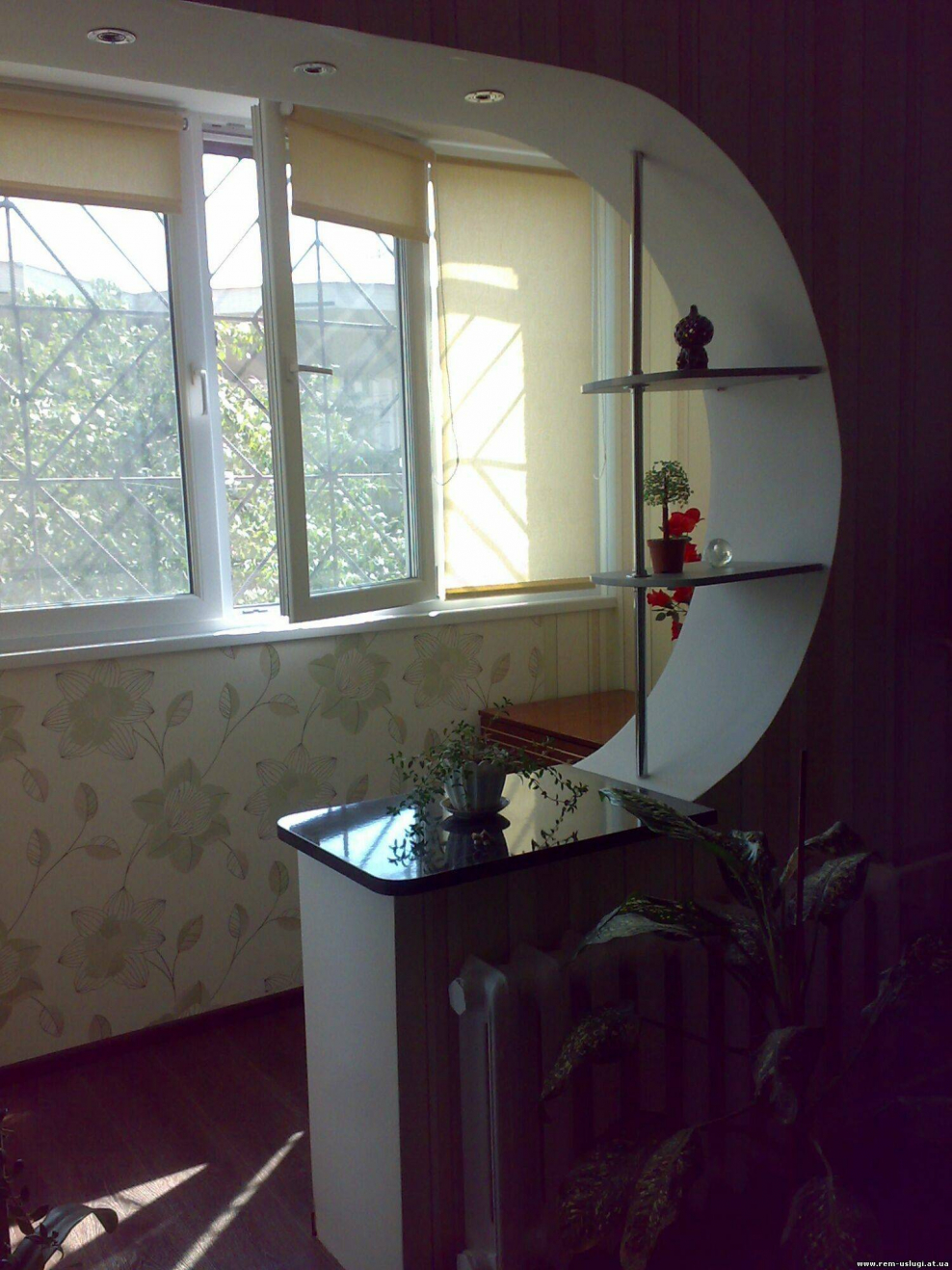 Кухня с аркой на балкон