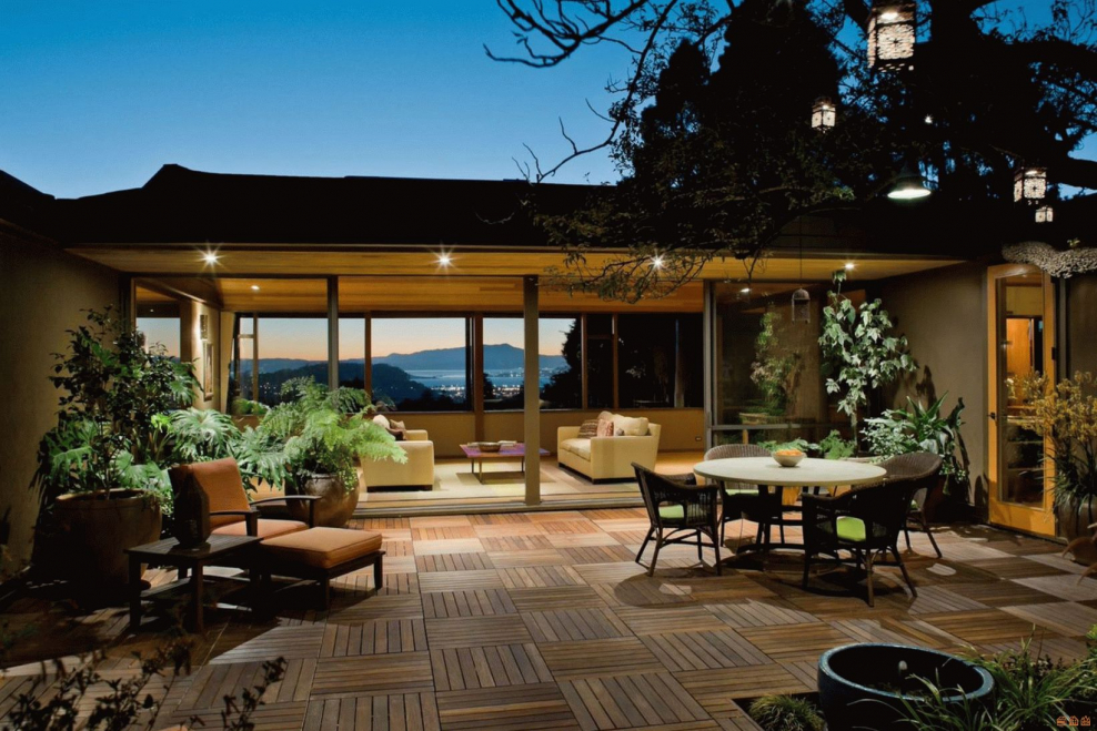 Красивый дом с террасой и садом