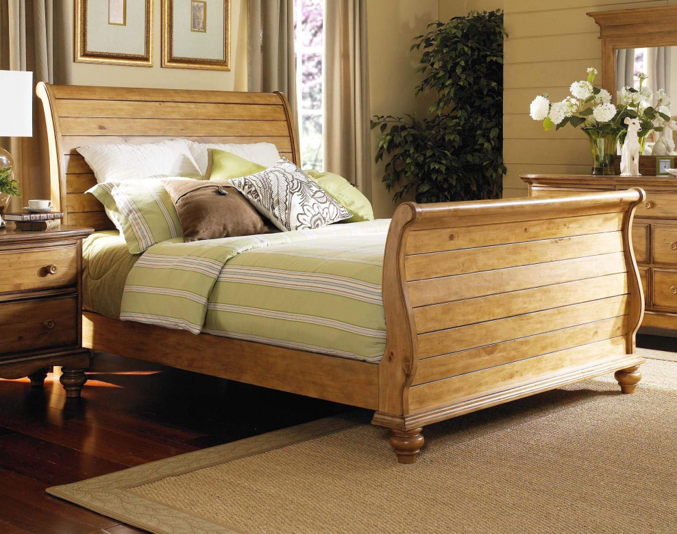 Деревянные кровати в стиле Кантри