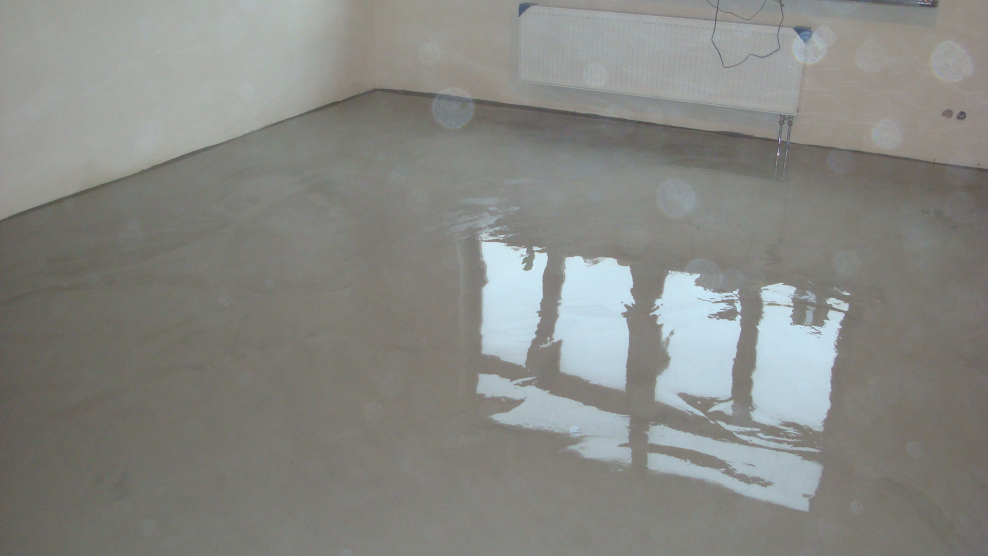 Мокрый бетонный пол