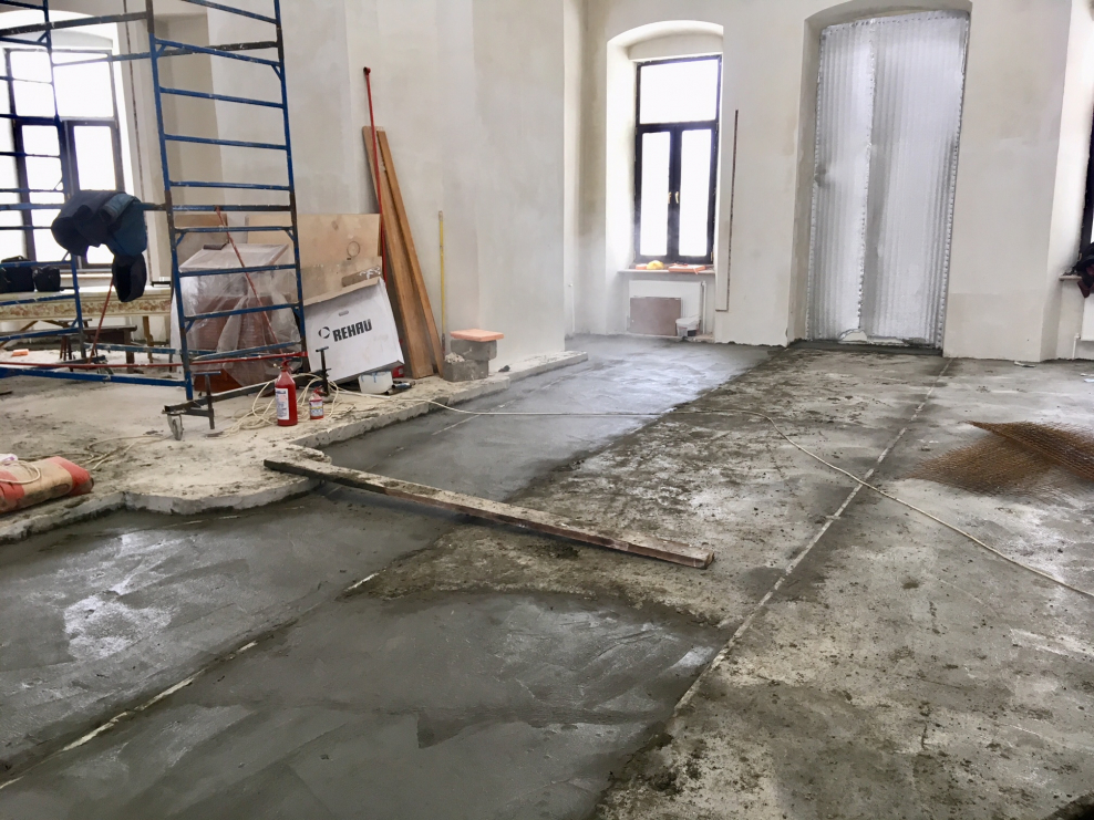 Залить пол в комнате своими руками