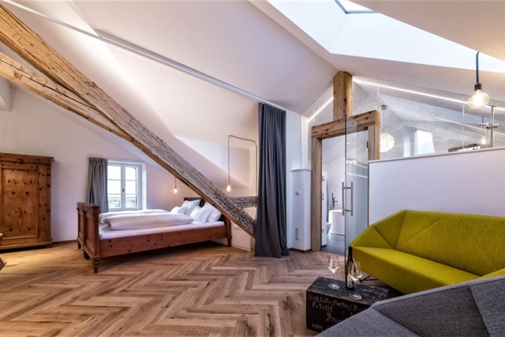 Гостиная с покатой крышей