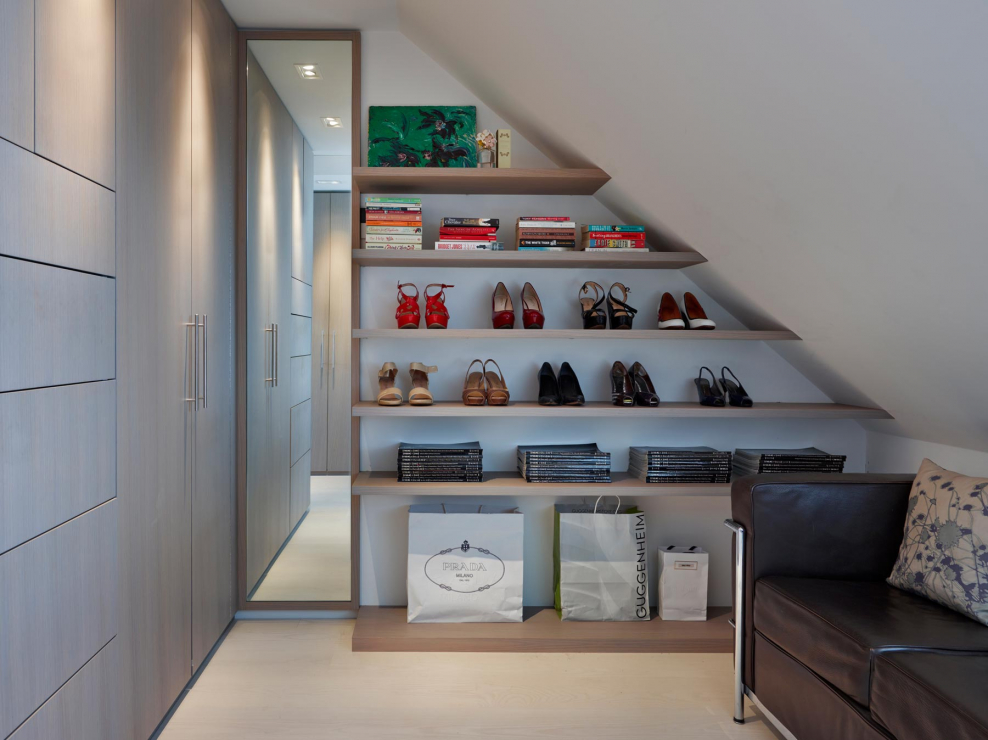 Интерьер мансарды с односкатной крышей