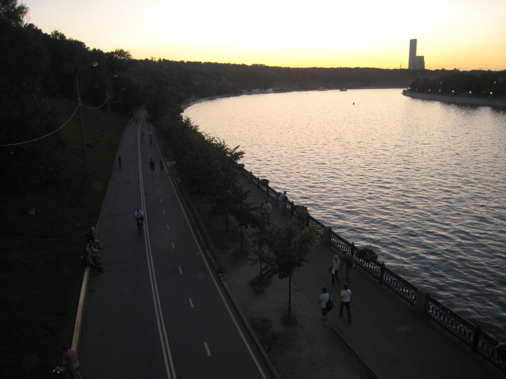 Здание на Лужнецкой набережной