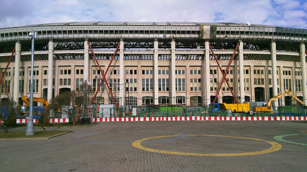 Лужнецкая набережная ночью