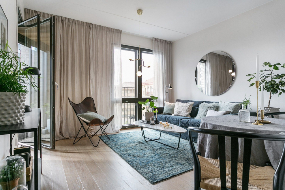 Гостиная со стеклянной перегородкой