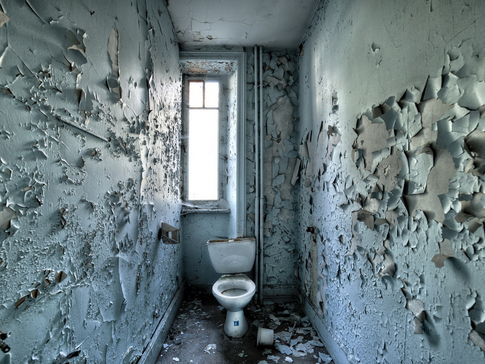 Старая обшарпанная ванная комната