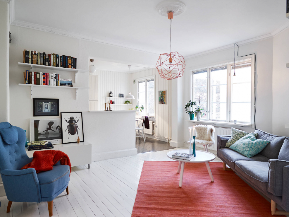 Интерьер гостинной в стиле Сканди в деревянном доме