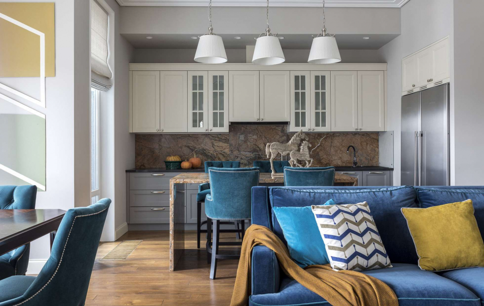 Гостиная Неоклассика с синим диваном