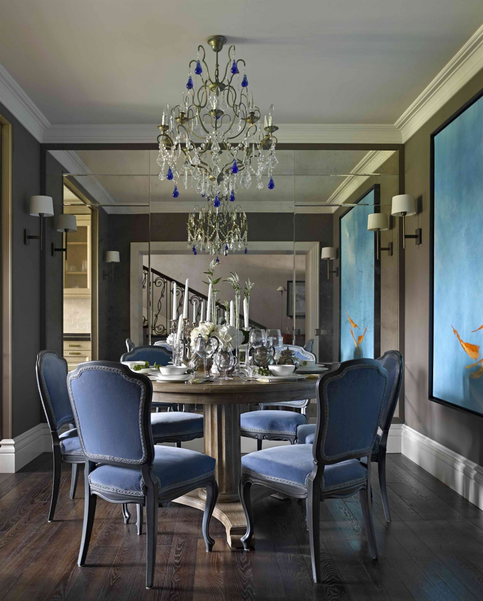 Белая кухня с синими стульями