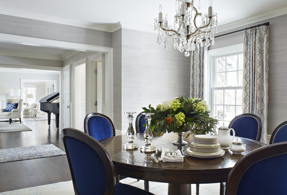 Столовая с голубыми стульями