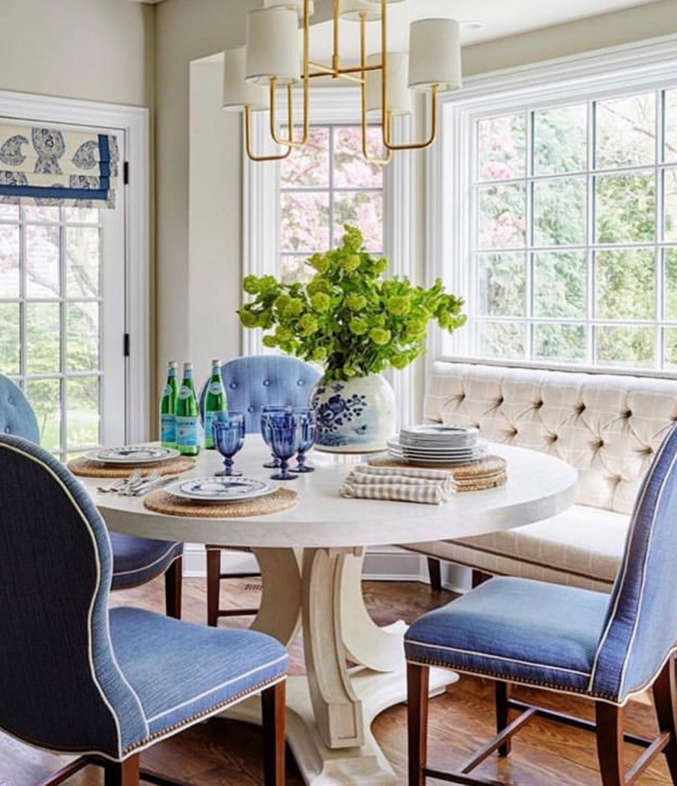 Голубые стулья в интерьере кухни