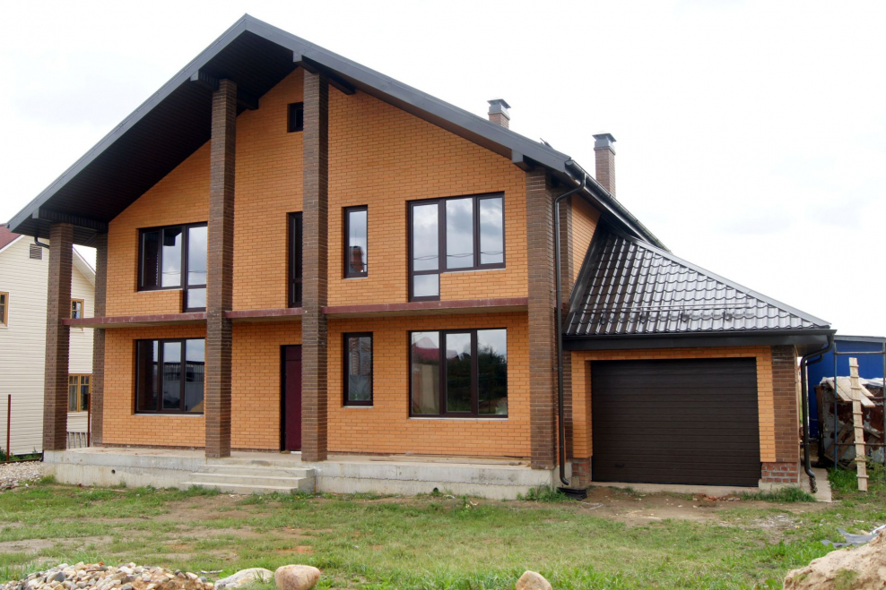 Обычный кирпичный дом