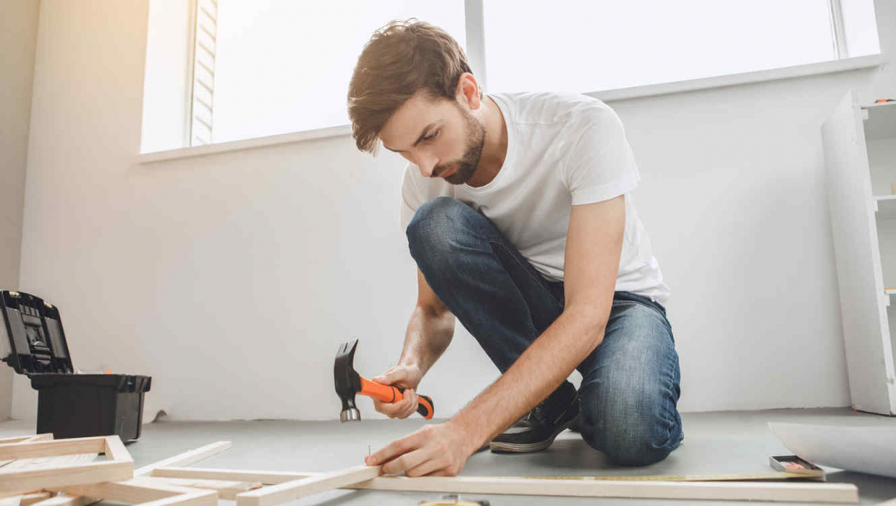 Человек устал от ремонта